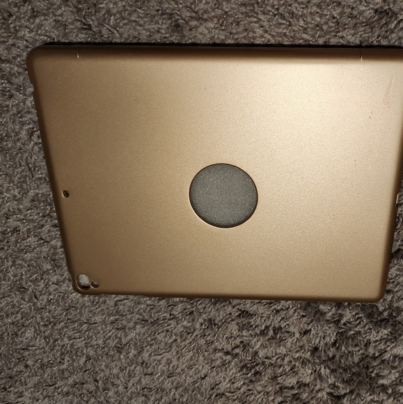 Ipad 6 Gold Hard keyboard Case - Picture 2 of 5